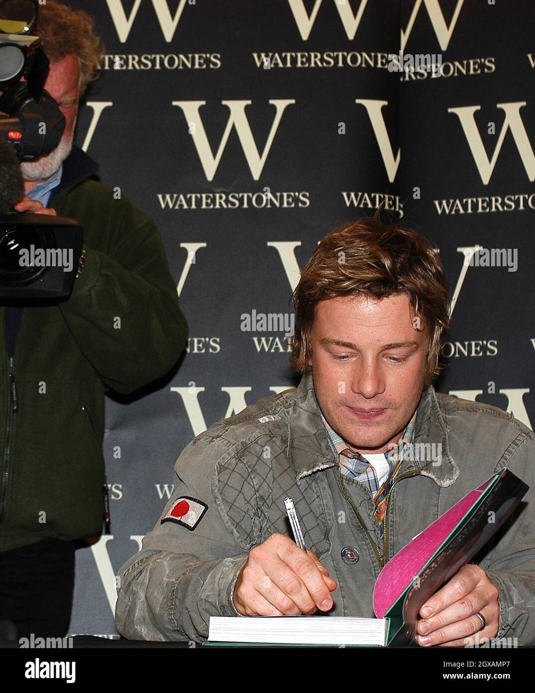 Jamie Oliver lors de la signature de son dernier livre « Jamie's Dinners » à Waterstone's, Oxford Street, Londres. Banque D'Images