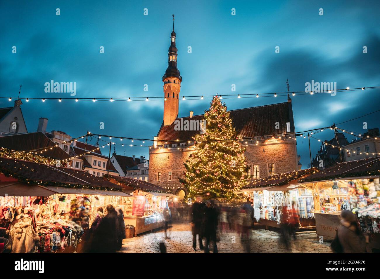 Tallinn, Estonie. Marché de Noël traditionnel sur la place de l'Hôtel de  Ville. Arbre de Noël et de maisons de commerce avec vente de cadeaux de Noël,  des bonbons et vin chaud