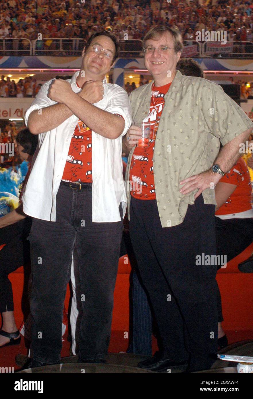 DAN AKROYD et millionnaire, PAUL ALLEN (partenaire de Bill Gates et fondateur de Microsoft) Profitez du célèbre carnaval brésilien depuis un coffret d'observation privé sponsorisé par le faiseur brésilien Brahma. Banque D'Images