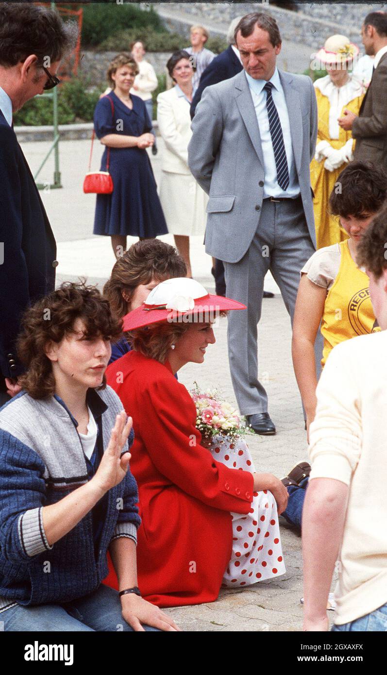 Dans ce fichier photo Diana, la princesse de Galles, marche avec son garde  du corps Barry Mannakee (L) lors d'un rassemblement international de jeunes  Sourds au Collège Atlantique en juin 1985 au