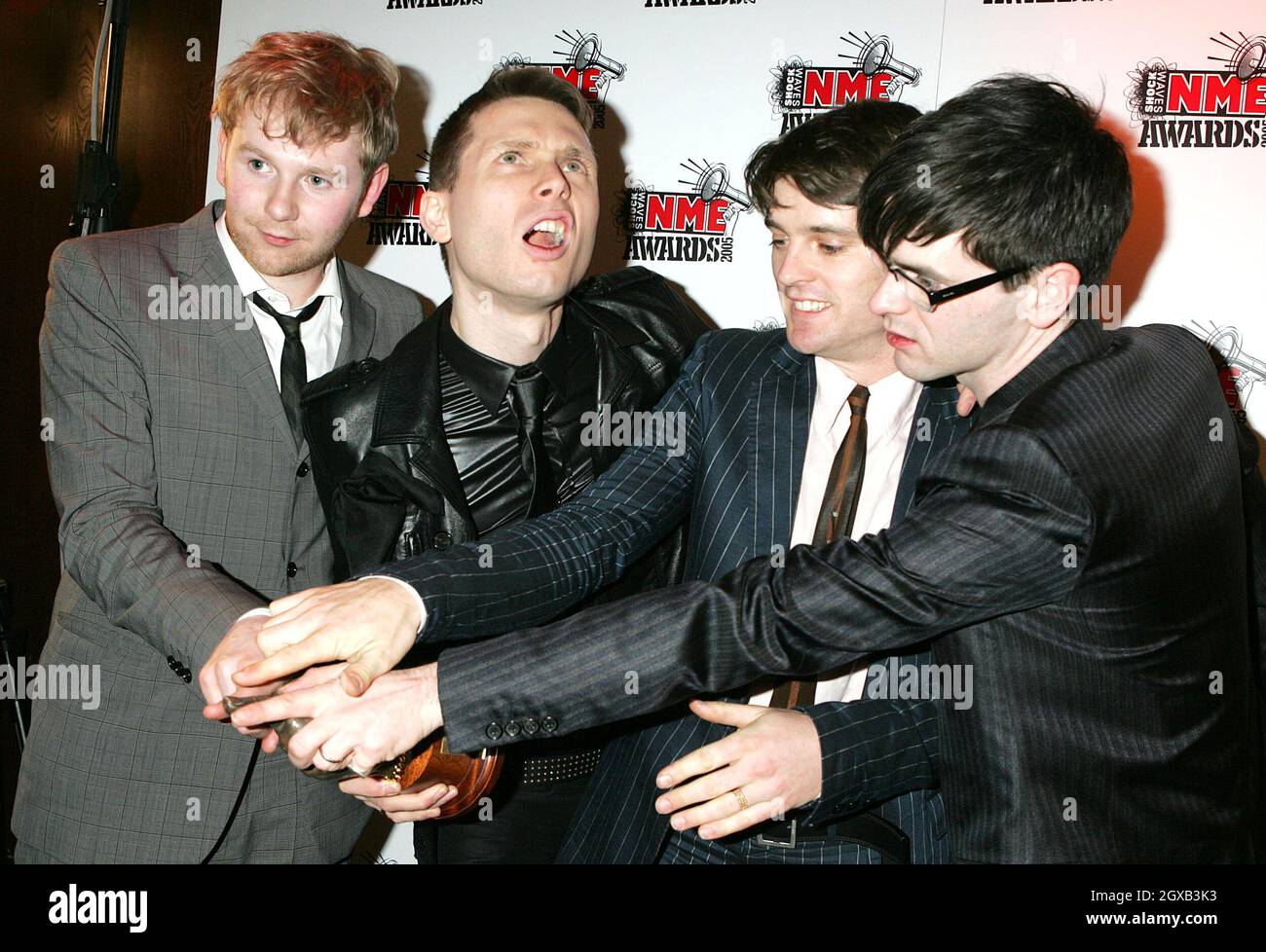 Franz Ferdinan pose dans la salle des prix au Shockwaves NME Awards 2005 au Hammersmith Palais le 17 février 2005 à Londres. Banque D'Images