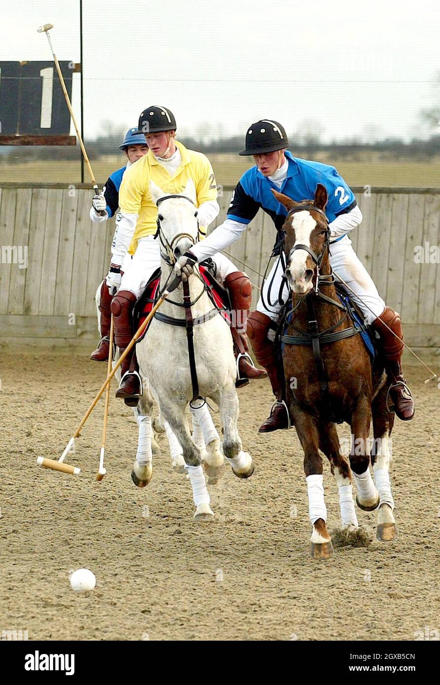 Le Prince William et le Prince Harry (en jaune) lors d'un match de polo de charité dans lequel son frère Harry a joué, le samedi 12 mars 2005, en aide aux victimes du tremblement de terre du lendemain de Noël dans l'extrême-Orient.Les princes ont pris sur le terrain sur les côtés opposés pour le match tenu au Longdole Polo Club à Birdlip, Gloucestershire.Anwar Hussein/allactiondigital.com Banque D'Images