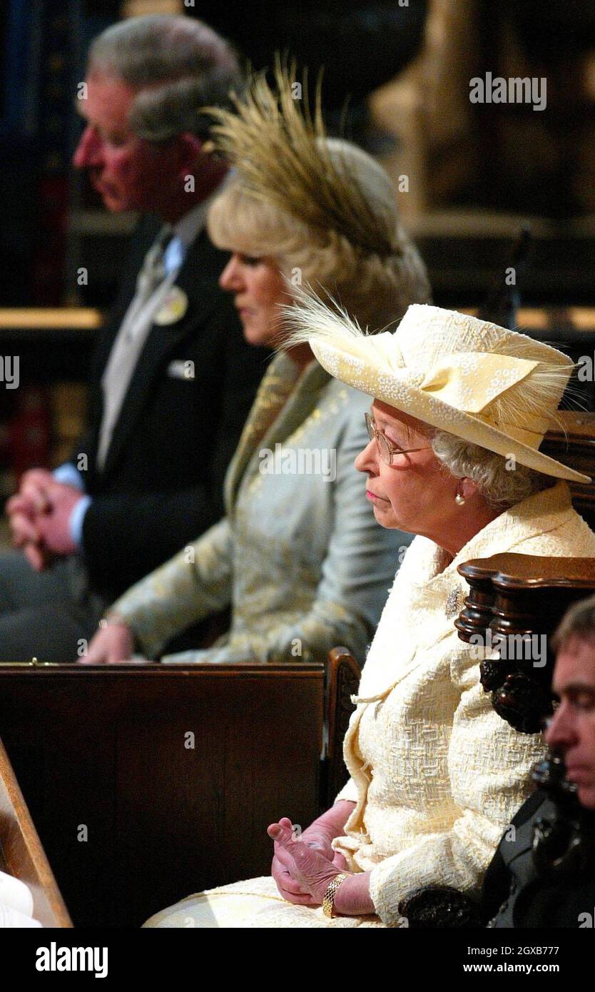 Le prince de Galles et sa nouvelle épouse la duchesse de Cornouailles avec la reine Elizabeth de Grande-Bretagne et le duc d'Édimbourg pendant le service de prière et de dévouement à la chapelle Saint-Georges, château de Windsor, samedi 9 avril 2005.Anwar Hussein/allactiondigital.com Banque D'Images