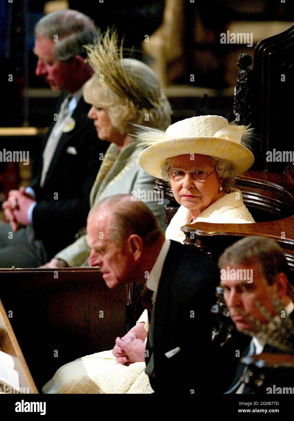 Le prince de Galles et sa nouvelle épouse la duchesse de Cornouailles avec la reine Elizabeth de Grande-Bretagne et le duc d'Édimbourg pendant le service de prière et de dévouement à la chapelle Saint-Georges, château de Windsor, samedi 9 avril 2005.Anwar Hussein/allactiondigital.com Banque D'Images