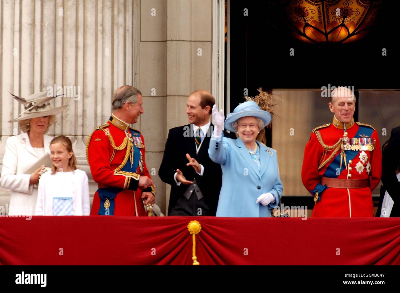 Camilla, duchesse de Cornouailles, Prince Charles, Prince de Galles, comte de Wessex,La reine Elizabeth II et le duc d'Édimbourg regardent la couleur de la reine des gardes Grenadier du premier bataillon, marquant l'anniversaire officiel de la reine, au Horse Guards Parade à Londres, en Angleterre.Anwar Hussein/allactiondigital.com *** Légende locale *** Camilla, duchesse de Cornouailles Banque D'Images