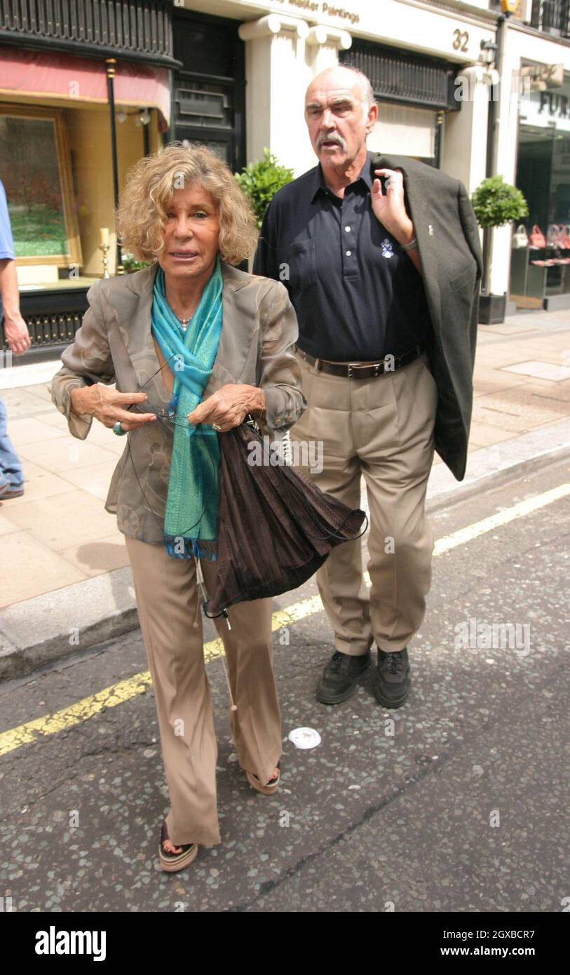 Sean Connery a photographié les magasins du West End, Londres. Banque D'Images