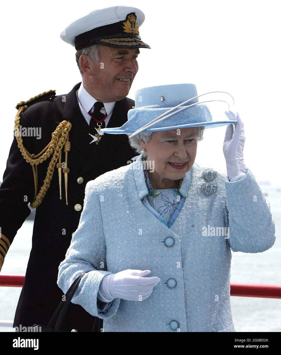 La reine Elizabeth II est à bord du HMS Endurance avec l'amiral Sir Alan West sur son chemin pour examiner la flotte.Au total, 167 navires de la Royal Navy et 35 nations participent à l'examen international de la flotte à Spithead, au large de Portsmouth, dans le cadre des célébrations de Trafalgar 200 cette semaine.Anwar Hussein/allactiondigital.com Banque D'Images