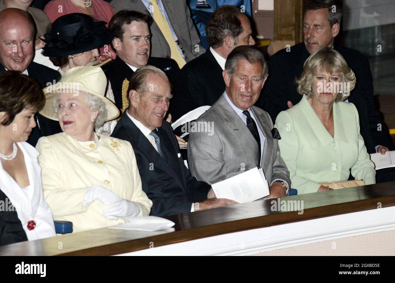 (À partir de la gauche) la reine Elizabeth II, le duc d'Édimbourg et le duc et duchesse de Rothesay lors de la cérémonie de remise des diplômes du prince William à St Andrews, le jeudi 23 juin 2005.William a obtenu un 2:1 en géographie après quatre années d'études pour son Maître des Arts Anwar Hussein/allactiondigital.com Banque D'Images