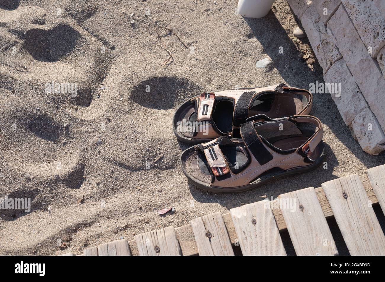 Paire de sandales sur sable. Chaussures d'été pour Homme. Été chaud dans  les tropiques. Explorer et flâner concept Photo Stock - Alamy