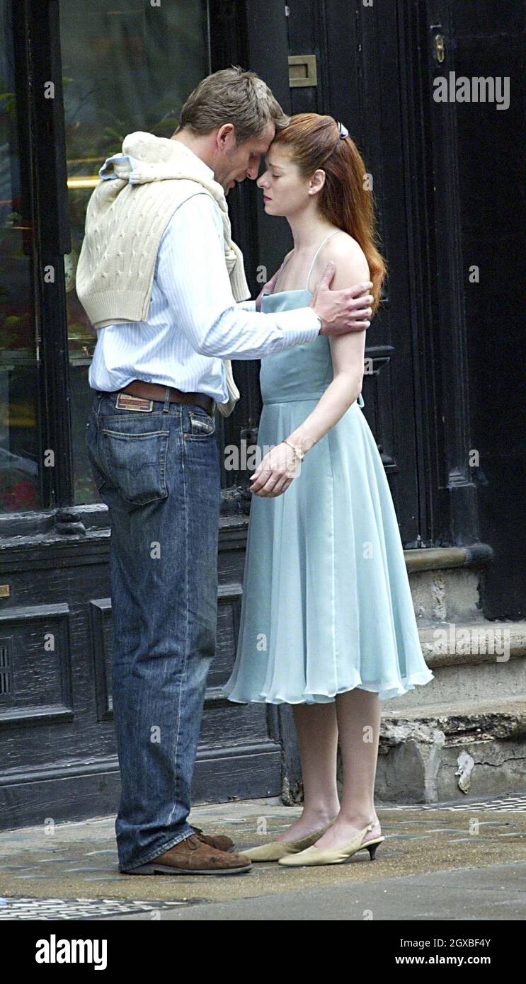 Debra Messing et Jeremy Sheffield filmant « Something emprunté » dans l'ouest de Londres. Banque D'Images