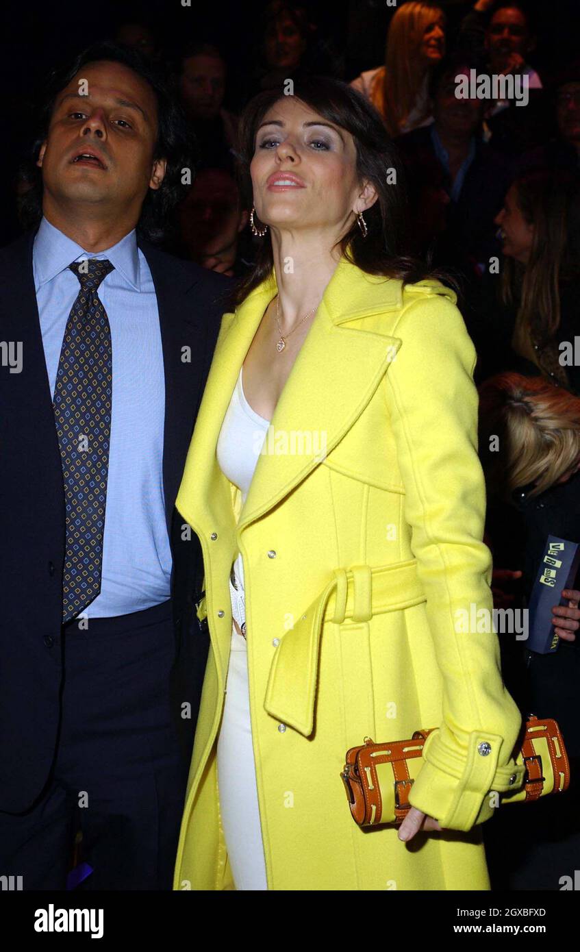 Elizabeth Hurley et son petit ami Arun Nayar au Versace Fashion Show 2004/2005 pour la semaine de la mode de Milan. Banque D'Images