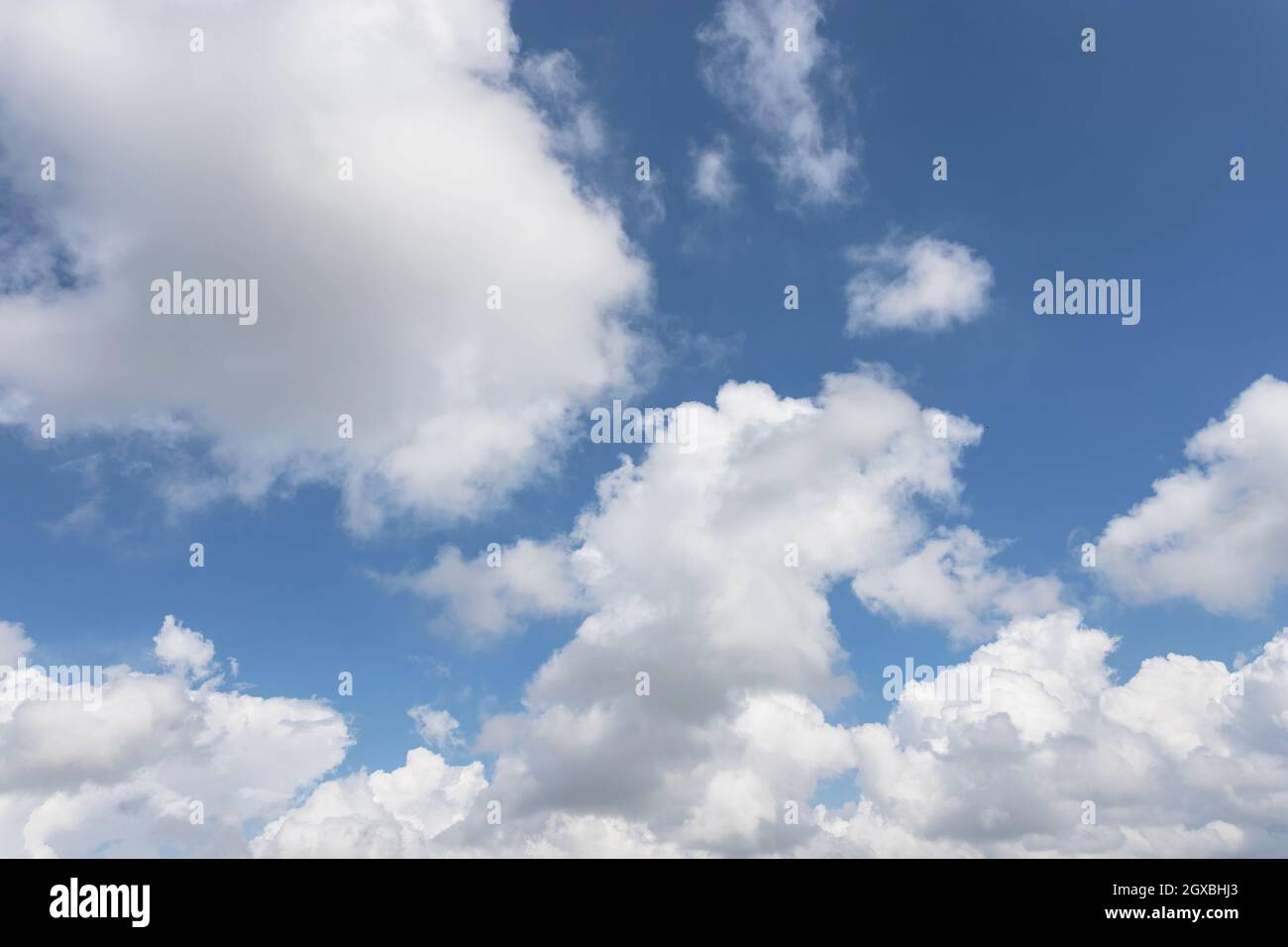 Ciel incroyable avec des nuages moelleux Banque D'Images