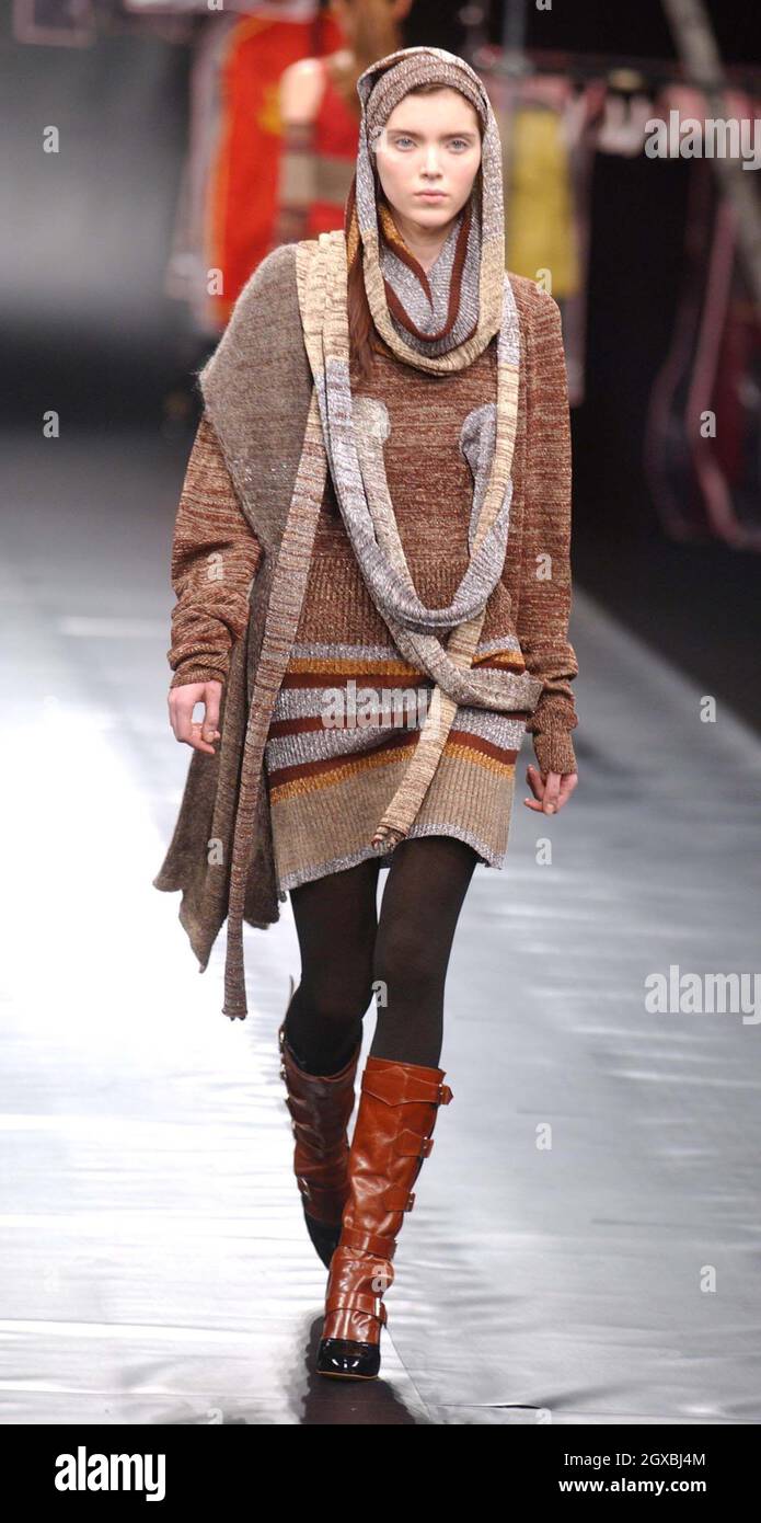 Modèles sur la passerelle du salon de la mode Vivienne Westwood à Paris. Banque D'Images