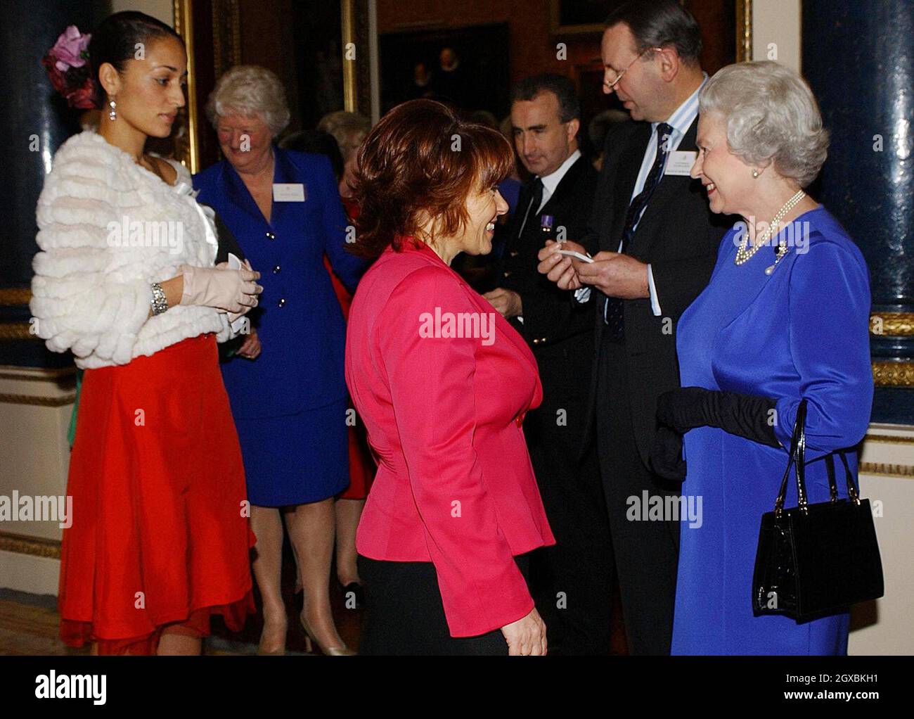 La reine Elizabeth II de Grande-Bretagne rencontre l'exécutif de la BBC Lorraine Heggessy et l'auteur Zadie Smith parlent à la réception et au déjeuner pour les femmes qui ont eu lieu par la reine au Palais de Buckingham à Londres. Banque D'Images