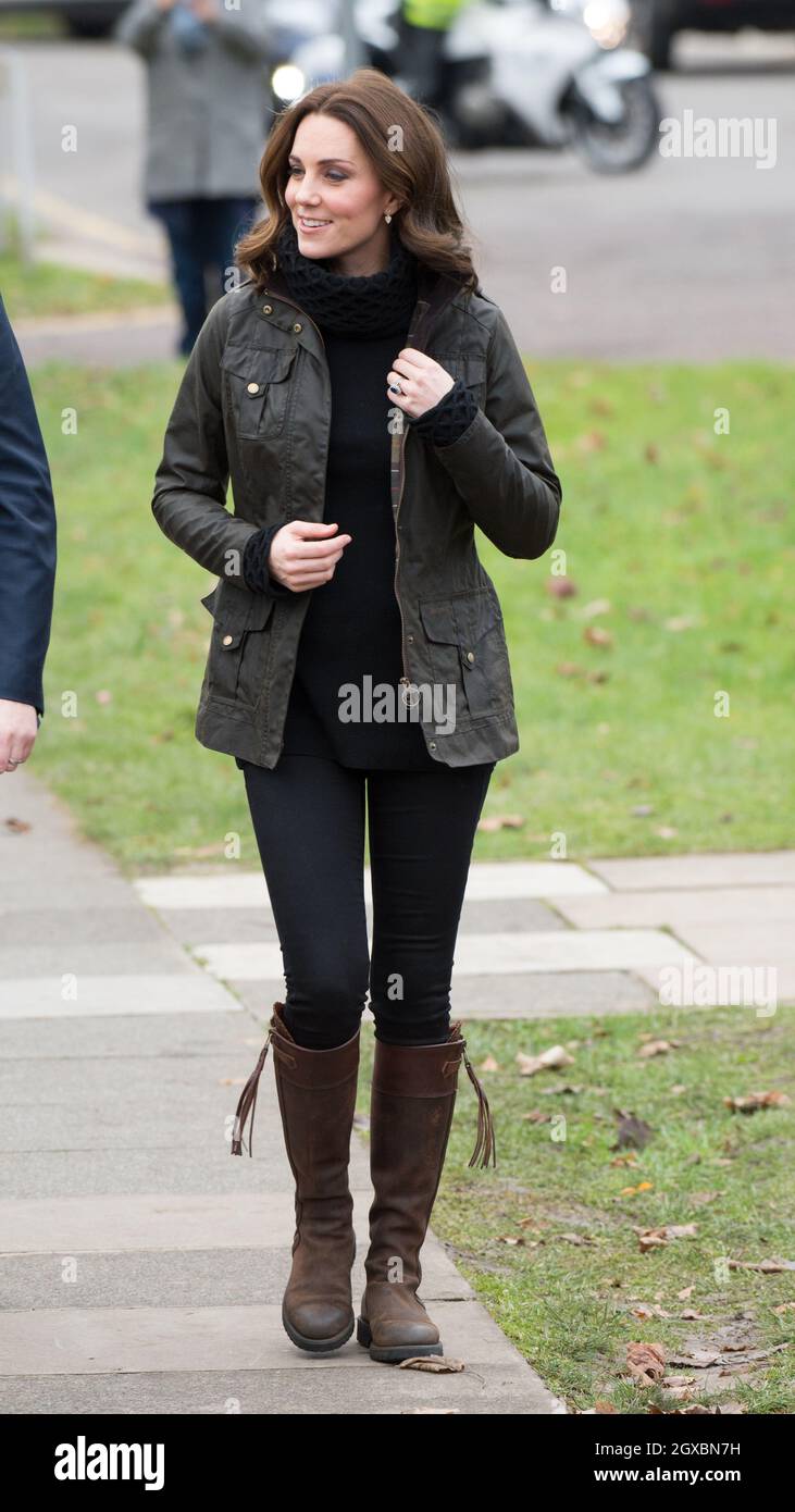 Catherine, duchesse de Cambridge, portant sa fidèle chaussure Penelope  Chilvers, visite l'école primaire Robin Hood à Londres Photo Stock - Alamy