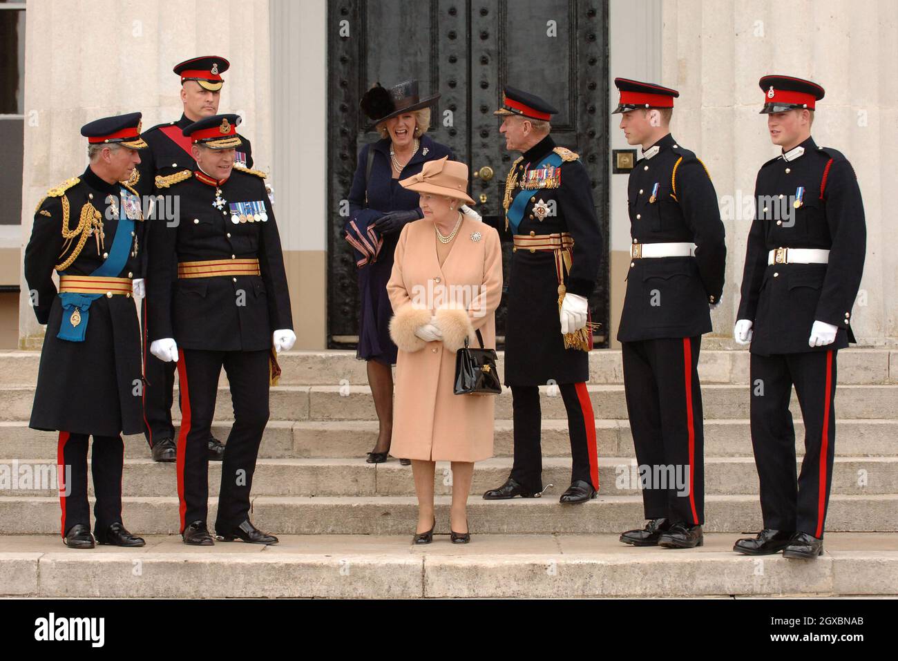 Le Prince Charles, Prince de Galles (L), la Reine Elizabeth II le Prince PhiIip, duc d'Édimbourg (3e de droite), Camilla, Duchesse de Cornwall, le Prince William et le Prince Harry (R) se posent ensemble. Banque D'Images