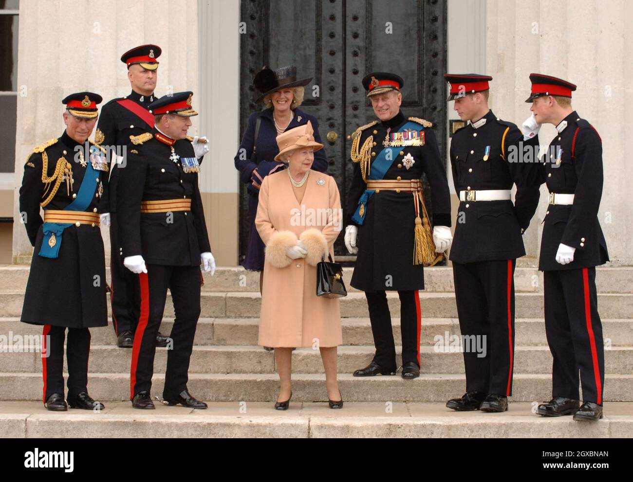 Le Prince Charles, Prince de Galles (L), la Reine Elizabeth II le Prince PhiIip, duc d'Édimbourg (3e de droite), Camilla, Duchesse de Cornwall, le Prince William et le Prince Harry (R) se posent ensemble. Banque D'Images