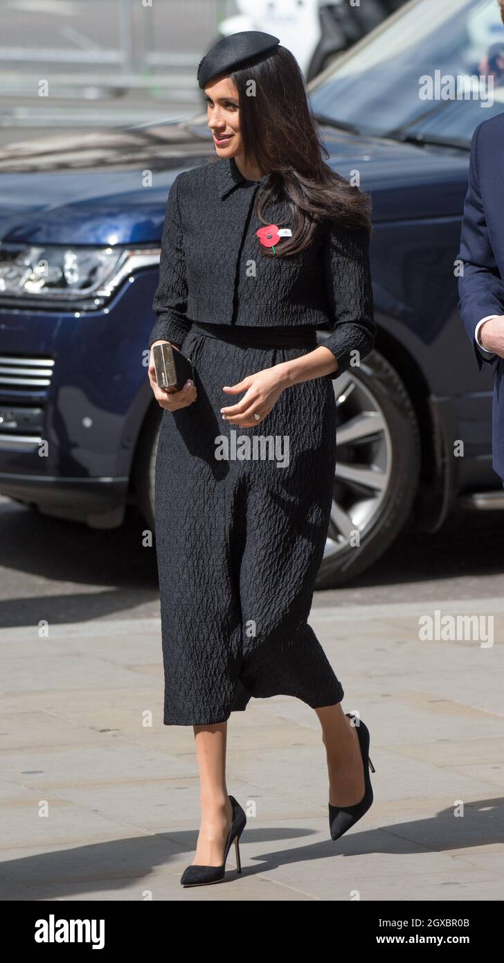 Meghan Markle, portant une veste et une jupe Emilia Wickstead noires et un  chapeau Philip Treacy, assiste au service de la Journée Anzak à l'abbaye de  Westminster à Londres le 25 avril