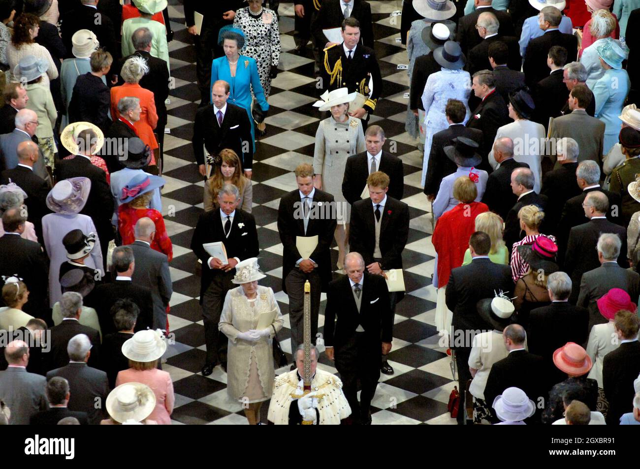 La reine Elizabeth ll et le prince Philip, duc d'Édimbourg, sont suivis de Charles, prince de Galles, prince William, prince Harry, princesse Beatrice,Prince Andrew, duc de York, Prince Edward, comte de Wessex, Sophie,Duchesse de Wessex, princesse Anne et temps Laurance en entrant dans la cathédrale Saint-Paul. Banque D'Images