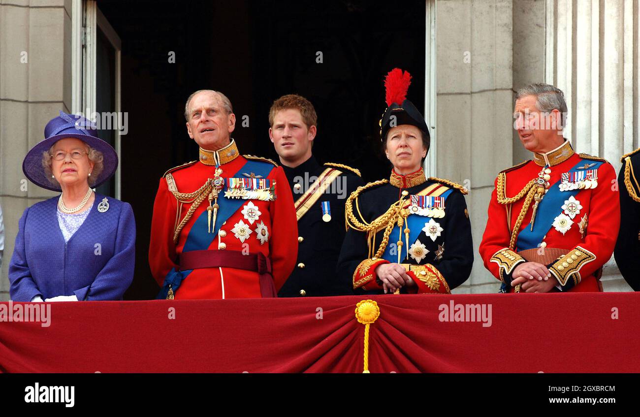 La reine Elizabeth ll, le prince Philip, duc d'Édimbourg, le prince Harry, la princesse Anne et le prince Charles, prince de Galles, sur le balcon du palais de Buckingham. Banque D'Images