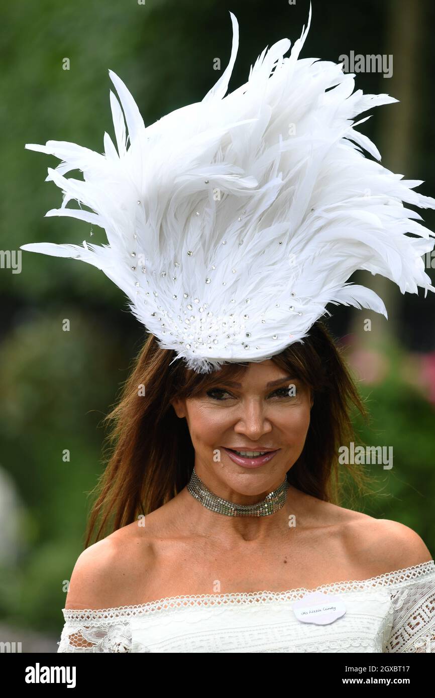 Lizzie Cundy en chapeau de plumes blanc assiste à la première journée de Royal Ascot le 19 juin 2018 Banque D'Images