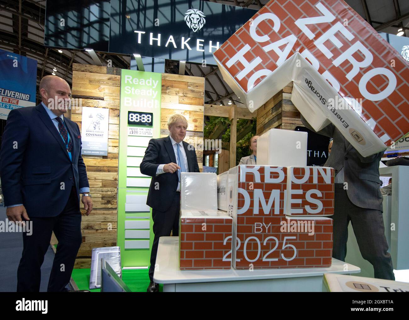 Manchester, Angleterre, Royaume-Uni. 5 octobre 2021. EN PHOTO : le député Boris Johnson, le Premier ministre britannique, a vu faire une promenade autour de la conférence et vu faire du vélo électrique et construire un modèle de maison zéro carbone modèle et faire fonctionner une pelle excavatrice. Scènes pendant la Conférence du parti conservateur #CPC21. Crédit : Colin Fisher/Alay Live News Banque D'Images