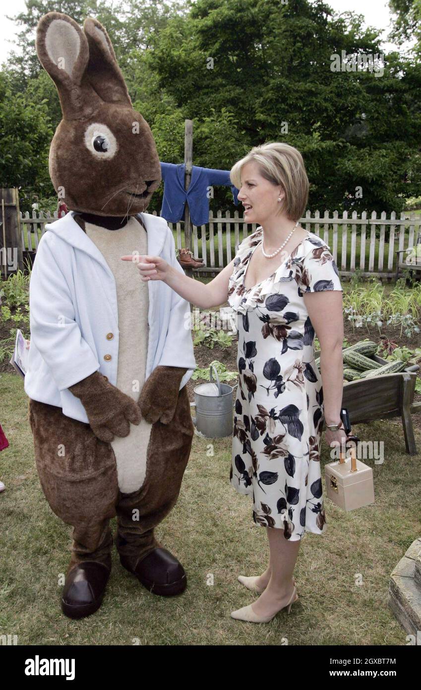 Sophie, comtesse de Wessex, se dresse avec un personnage de livre d'histoire de Beatrix Potter. Banque D'Images