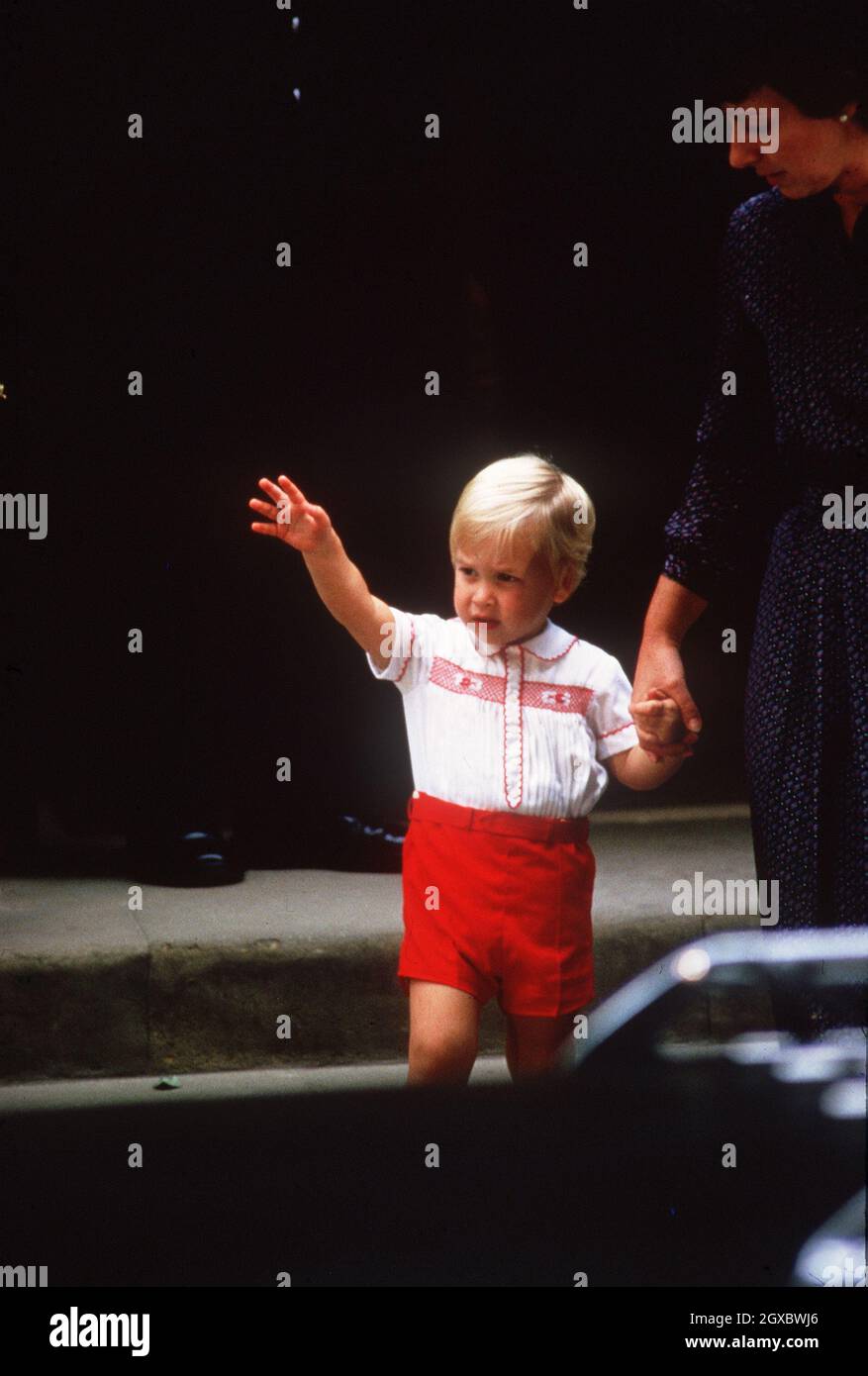 Un jeune prince William quitte l'hôpital St Mary à Londres le 16 septembre 1984 après avoir vu son frère nouvellement né, le prince Harry.Anwar Hussein/EMPICS Entertainment Banque D'Images