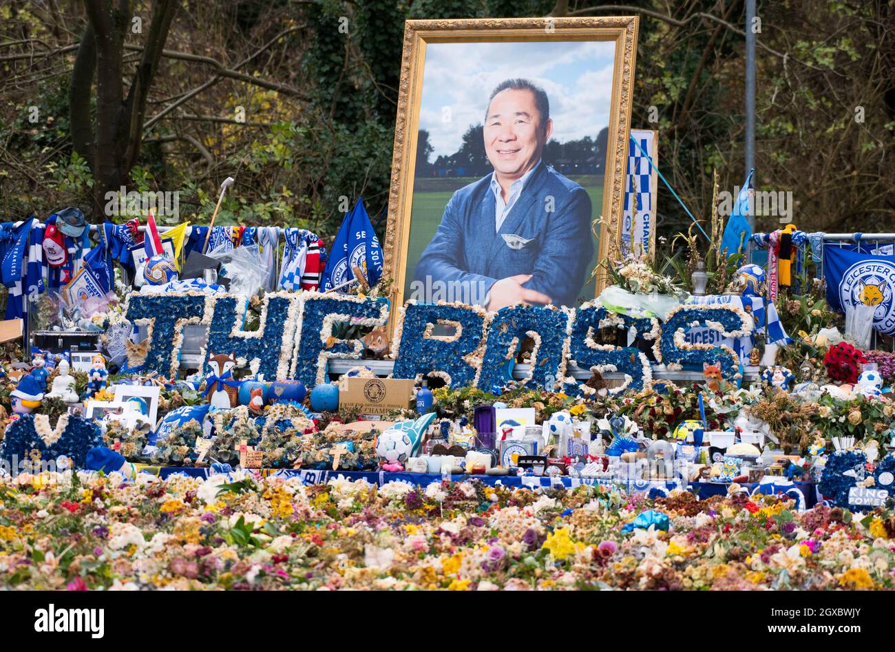 Un hommage à Vichai Srivaddhanaprabha, le président du club de football de Leicester City, qui a été tragiquement tué lors de l'accident de l'hélicoptère en quittant le King Power Stadium.28 novembre 2018 Banque D'Images