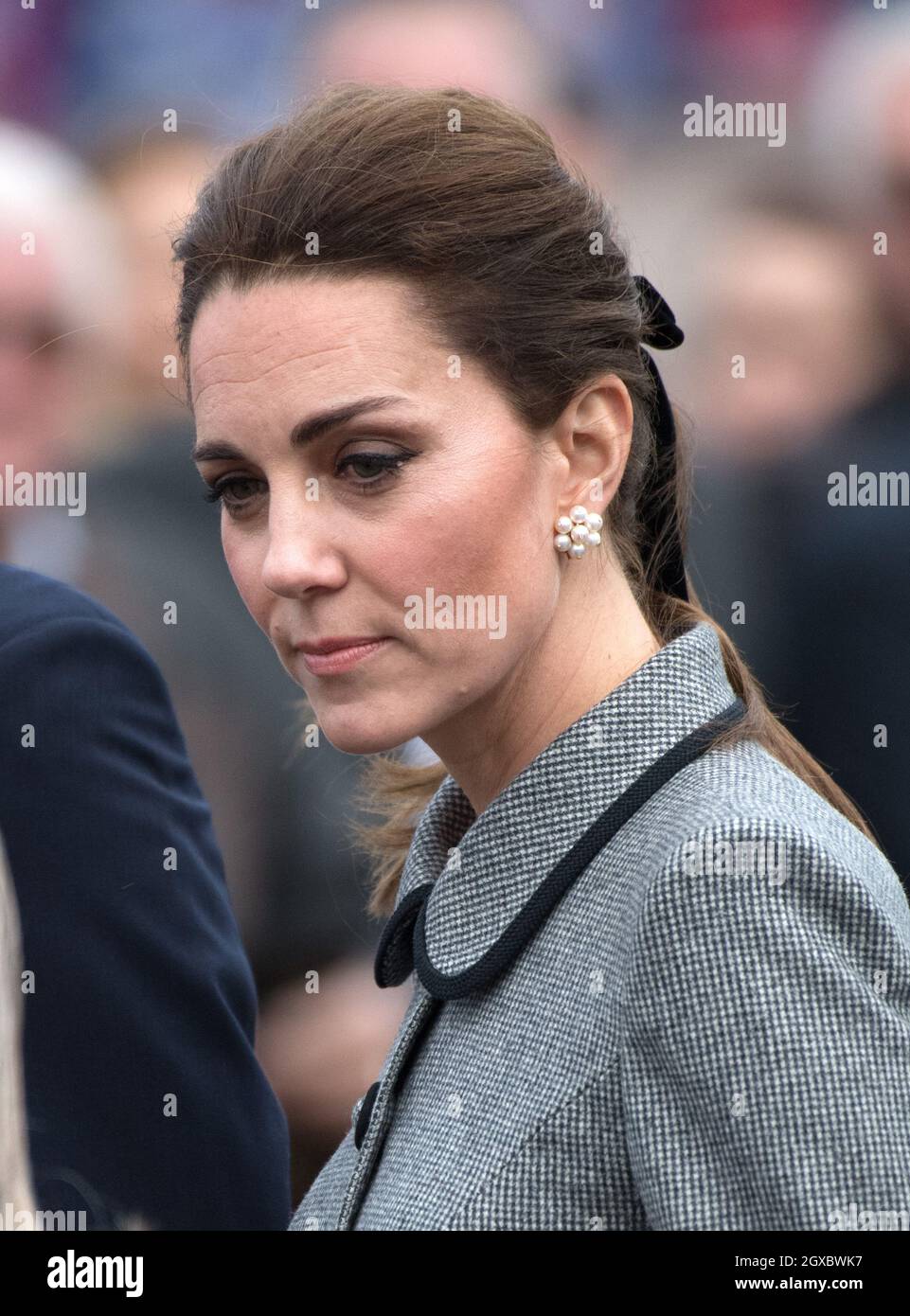 Catherine, duchesse de Cambridge, rend hommage à Vichai Srivaddhanaprabha, le président du club de football de Leicester City, et aux autres personnes qui ont été tragiquement tuées dans l'accident de l'hélicoptère en quittant le King Power Stadium.28 novembre 2018 Banque D'Images