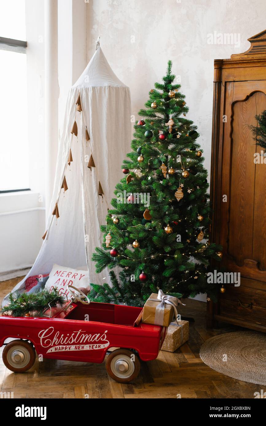 Sapin de Noël, armoire en bois d'époque, voiture-jouet pour enfants, tipi  ou tente Photo Stock - Alamy