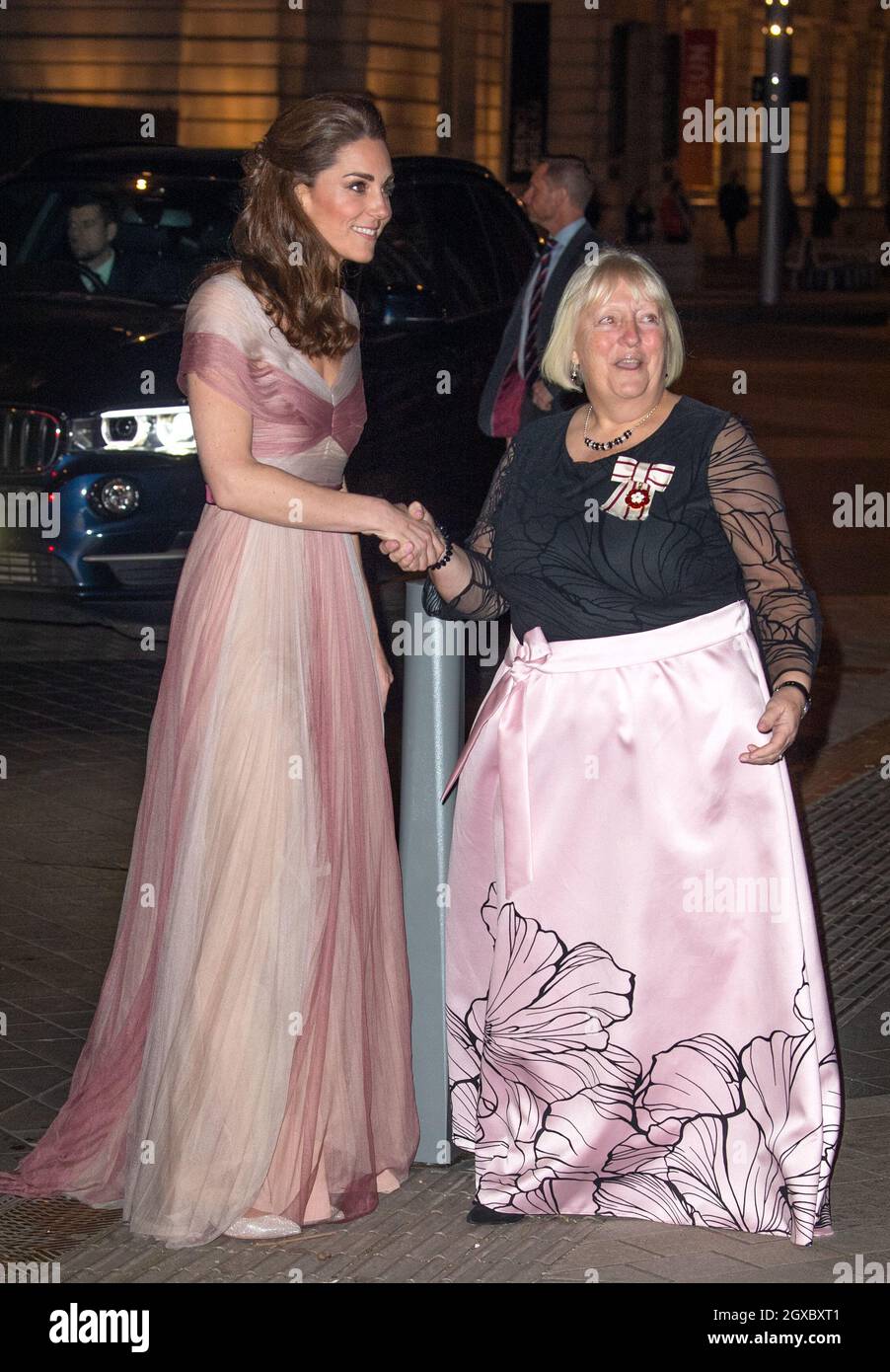 Le Duchess Cambridge, vêtu d'une robe rose et crème de Gucci, participe au dîner de gala Women in Finance 100 au Victoria & Albert Museum de Londres le 13 février 2019. Banque D'Images