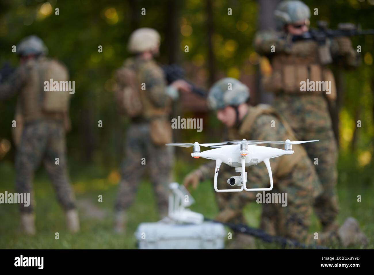 Les soldats de la guerre moderne Squad utilisent le Drone pour le Scoutisme  et la surveillance pendant l'opération militaire dans la forêt Photo Stock  - Alamy