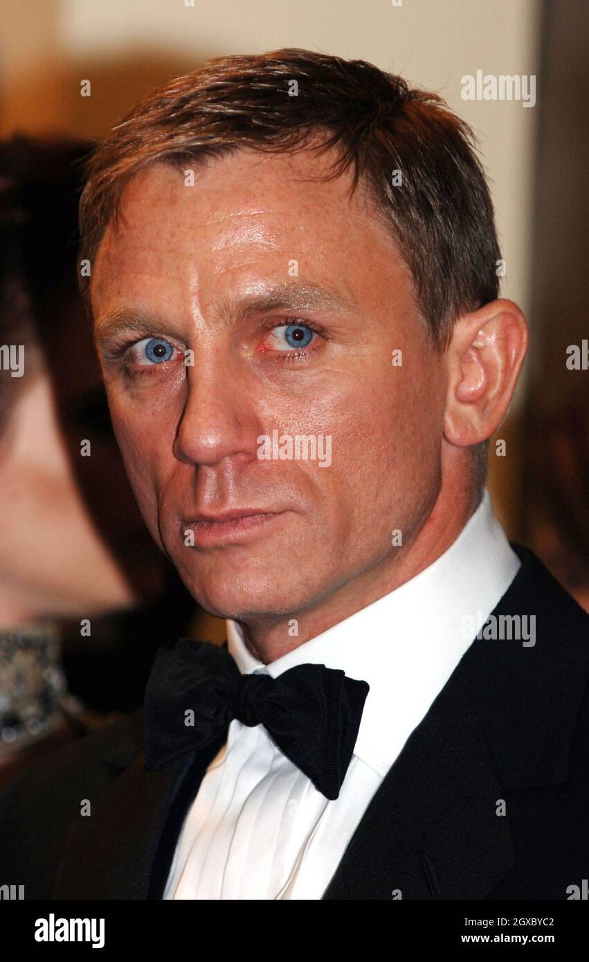 Daniel Craig, le nouveau James Bond, participe à la première royale du 21e  film d'Bond, Casino Royale, à l'Odeon de Leicester Square, à Londres, le 14  novembre 2006.Anwar Hussein/EMPICS Entertainment Photo Stock -