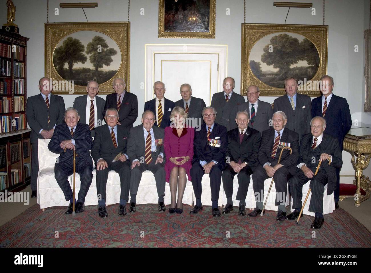 Camilla, la duchesse de Cornwall pose avec des vétérans des 12e Royal Lancer avant un déjeuner à Clarence House le 15 novembre 2006 à Londres.Anwar Hussein/EMPICS Entertainment Banque D'Images