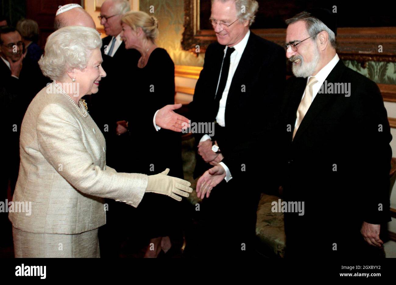 La reine Elizabeth II rencontre le rabbin en chef Sir Jonathan Sacks lorsqu'elle assiste à une réception au Palais St James à Londres pour souligner le 350e anniversaire du rétablissement de la communauté juive en Grande-Bretagne le 28 novembre 2006.Anwar Hussein/EMPICS Entertainment Banque D'Images