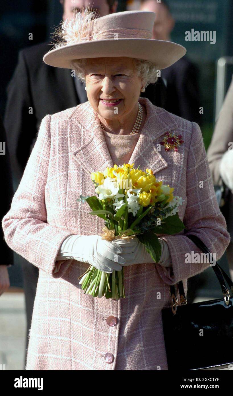 La reine Elizabeth II visite le 2 février 2007 le cancer Research UK Cambridge Research Institute, nouvellement ouvert à l'université de Cambridge.Le centre rassemblera plus de 300 scientifiques dans la lutte contre la maladie. Banque D'Images