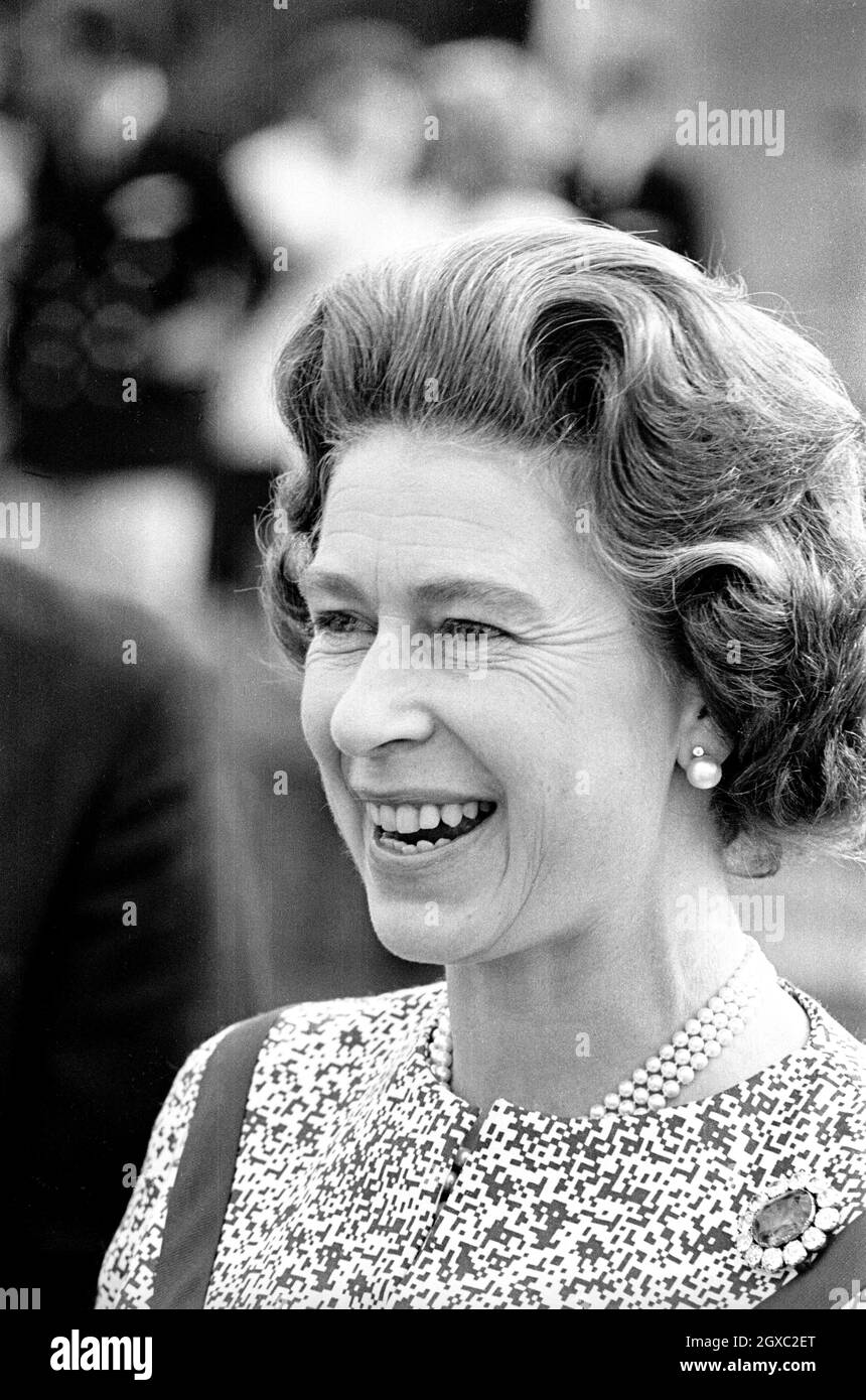 La reine Elizabeth II sourit alors qu'elle présente une coupe au Guards Polo Club Windsor le 01 juin 1975 Banque D'Images
