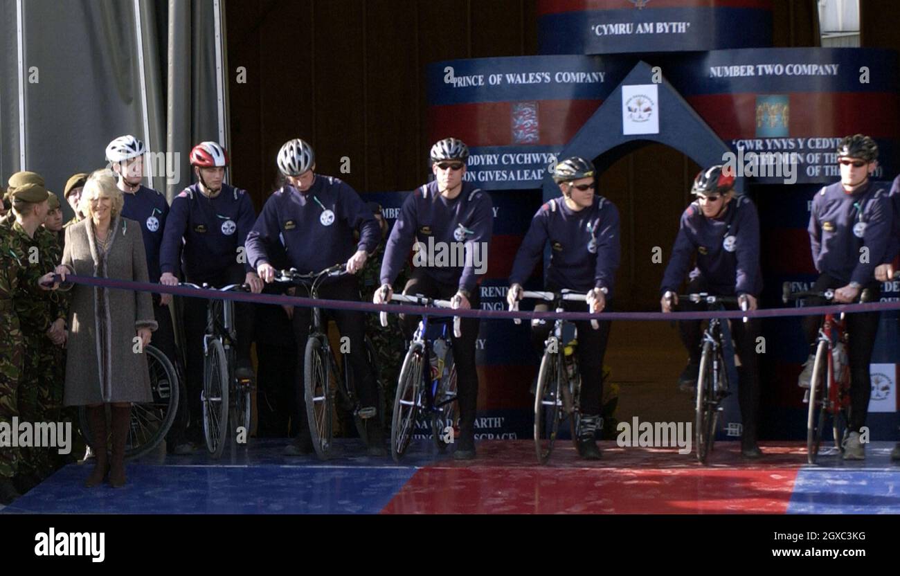 Le Prince Charles, Prince de Galles et Camilla, duchesse de Cornouailles, ont officiellement lancé le défi Iron Guardsman lors d'une visite à la base militaire Banja Luka en Bosnie le 1er mars 2007.Dix athlètes sélectionnés à la main des gardes gallois se sont mis à mener un triathlon d'endurance depuis leurs opérations actuelles en Bosnie jusqu'à leur base à Londres. Banque D'Images