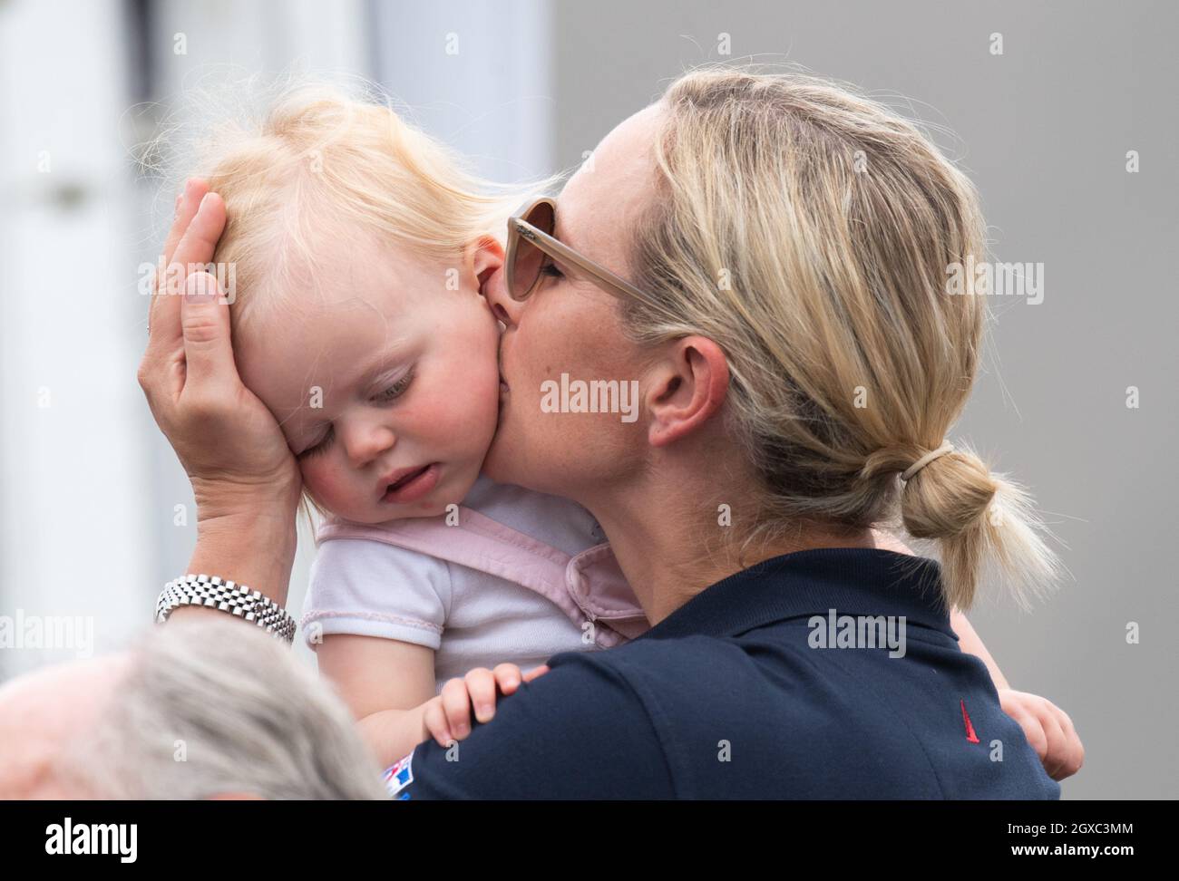 Zara Tindall embrasse sa fille Lena Tindall pendant le Festival of British Evanting au parc Gatcombe Banque D'Images