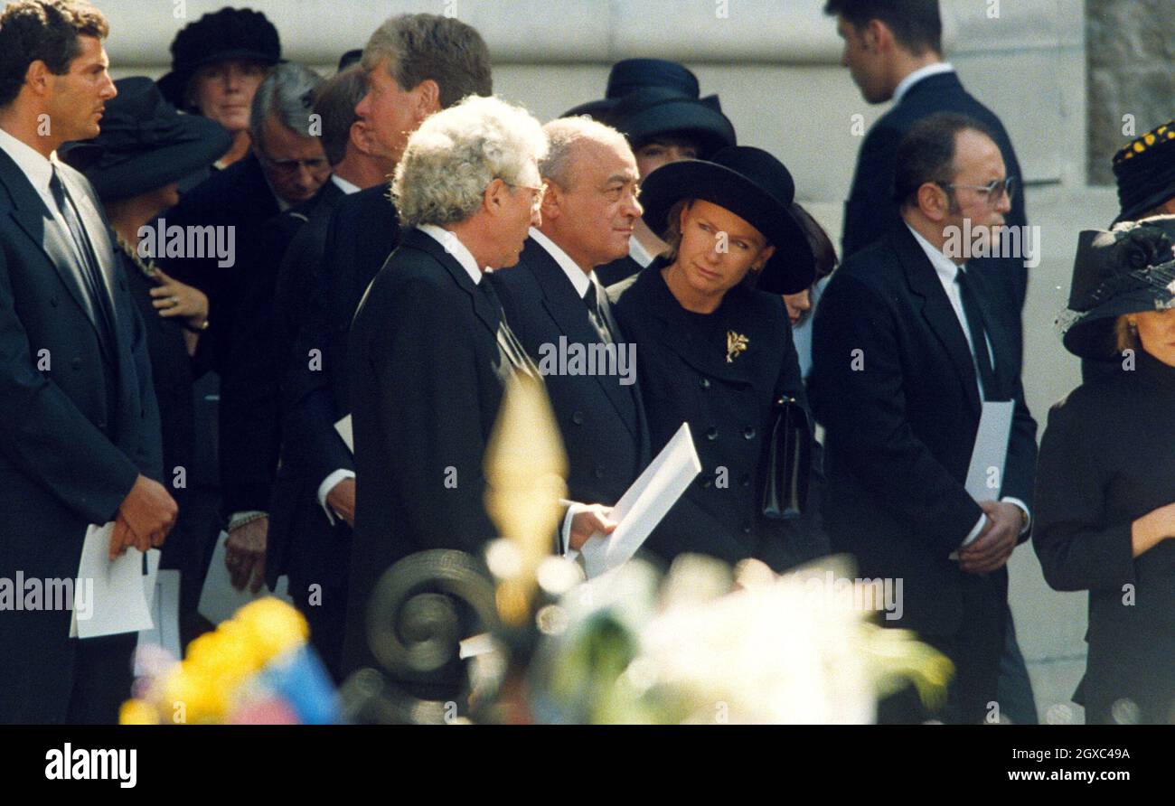 Mohamed Al Fayed est l'invité de Diana, princesse de Galles, qui assistera aux funérailles de Westminster Abbey à Londres le 6 septembre 1997. Banque D'Images