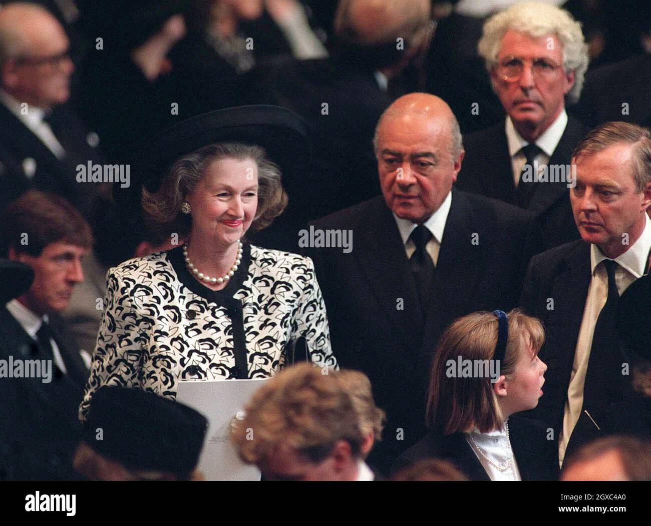 Raine Spencer, belle-mère de Diana avec Mohamed Al Fayed aux funérailles de Diana, princesse de Galles, à l'abbaye de Westminster, Londres, le 6 septembre 1997. Banque D'Images