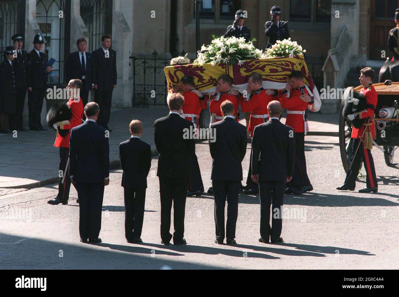 Le prince Philip, duc d'Édimbourg, le prince William, Earl Spencer, le prince Harry et le prince Charles, prince de Galles, suivent le cercueil de Diana, princesse de Galles, lors de ses funérailles du 6 septembre 1997 à Londres. Banque D'Images