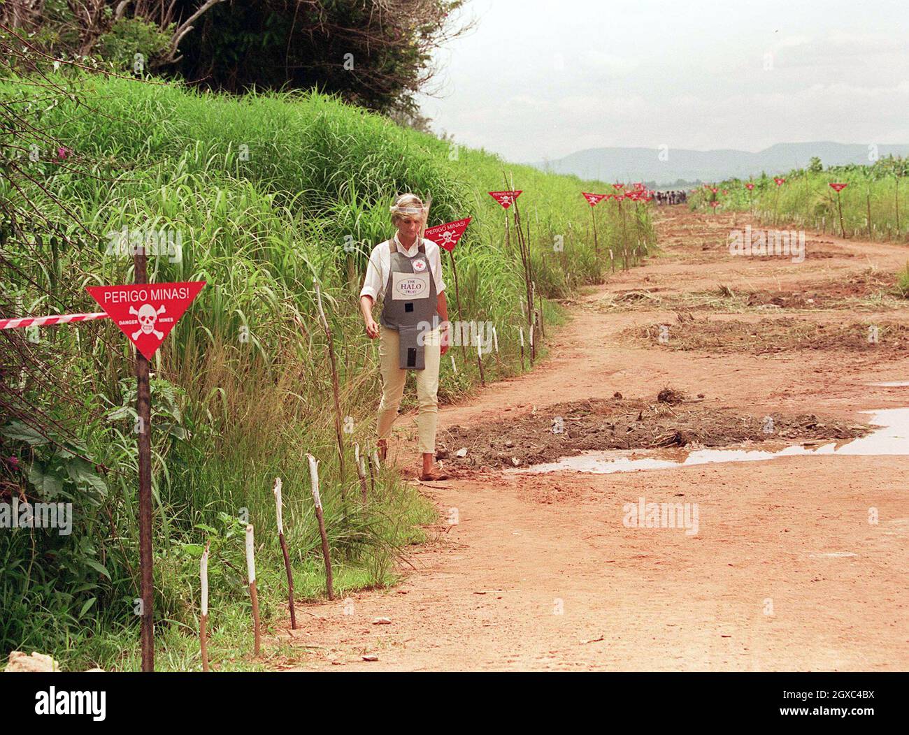 Diana, Princes du pays de Galles, porte une armure corporelle et une visière sur les champs de mines lors d'une visite en Angola en janvier 1997 pour promouvoir la campagne contre l'utilisation des mines terrestres. Banque D'Images