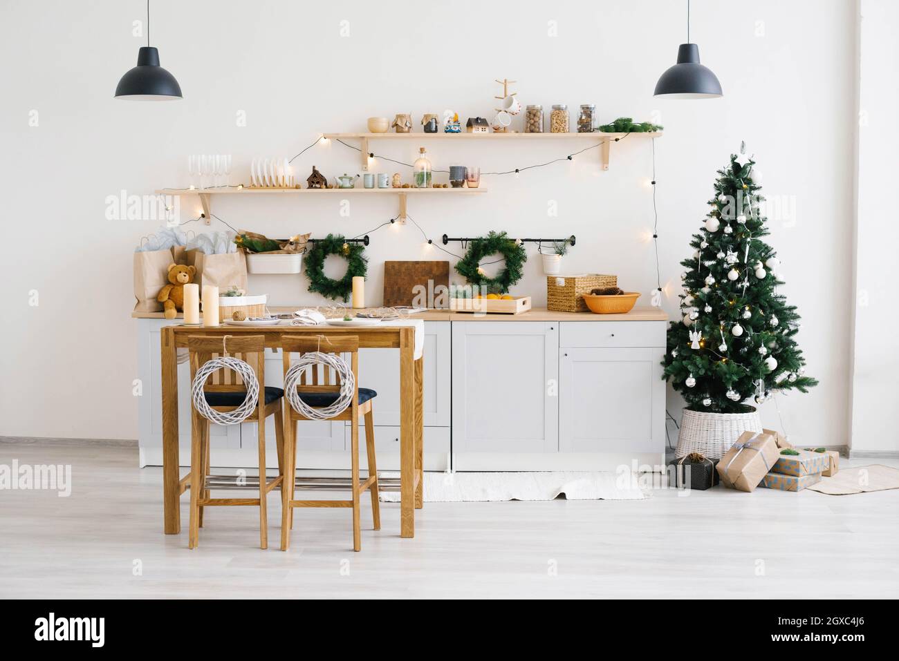 Décoration de Noël dans la cuisine. La cuisine rustique pour Noël. Détails de la cuisine scandinave dans des couleurs claires. Banque D'Images