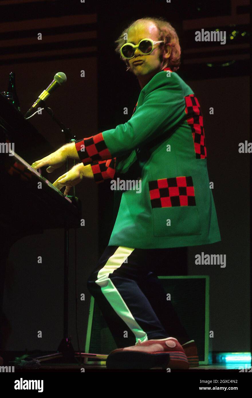 Elton John en concert à Londres, vers 1975. Banque D'Images