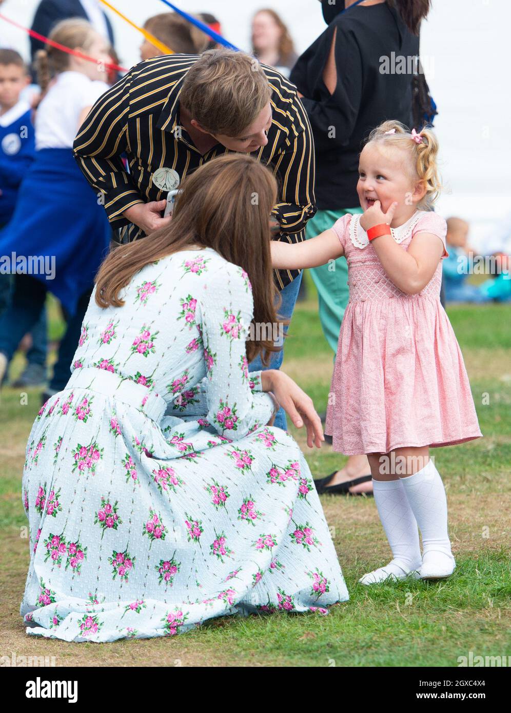 Catherine, duchesse de Cambridge, vêtue d'une robe Emilia Wickstead,  discute avec une jeune fille lorsqu'elle participe au festival « Retour à  la nature » de RHS Garden Wisley le 10 septembre 2019