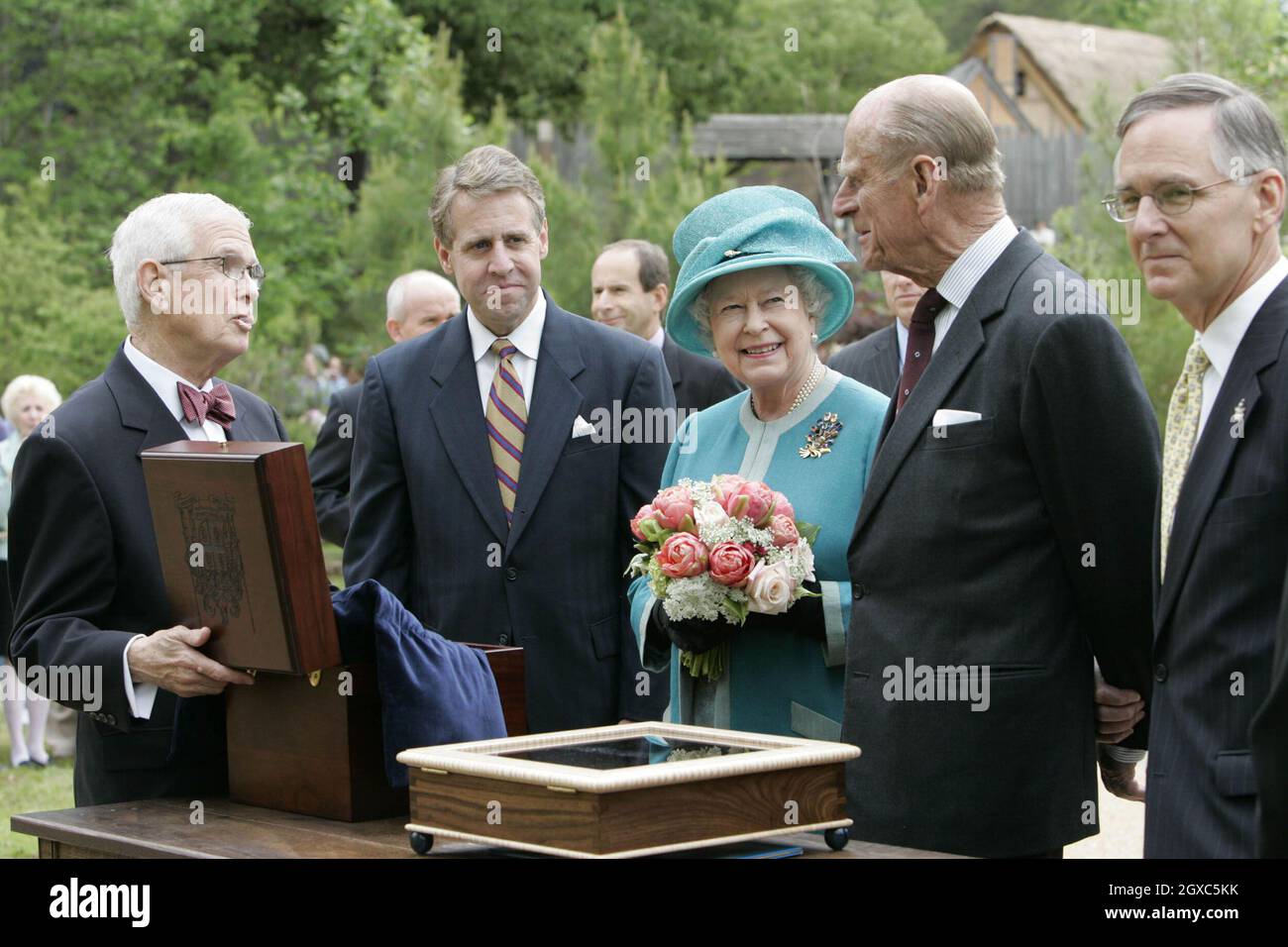 La reine Elizabeth II et le prince Philip, duc d'Édimbourg, reçoivent des cadeaux lorsqu'ils visitent la colonie de Jamestown le 4 mai 2007.C'est le deuxième jour d'une visite d'État de six jours aux États-Unis pour commémorer les 400 ans de l'établissement de Jamestown. Banque D'Images