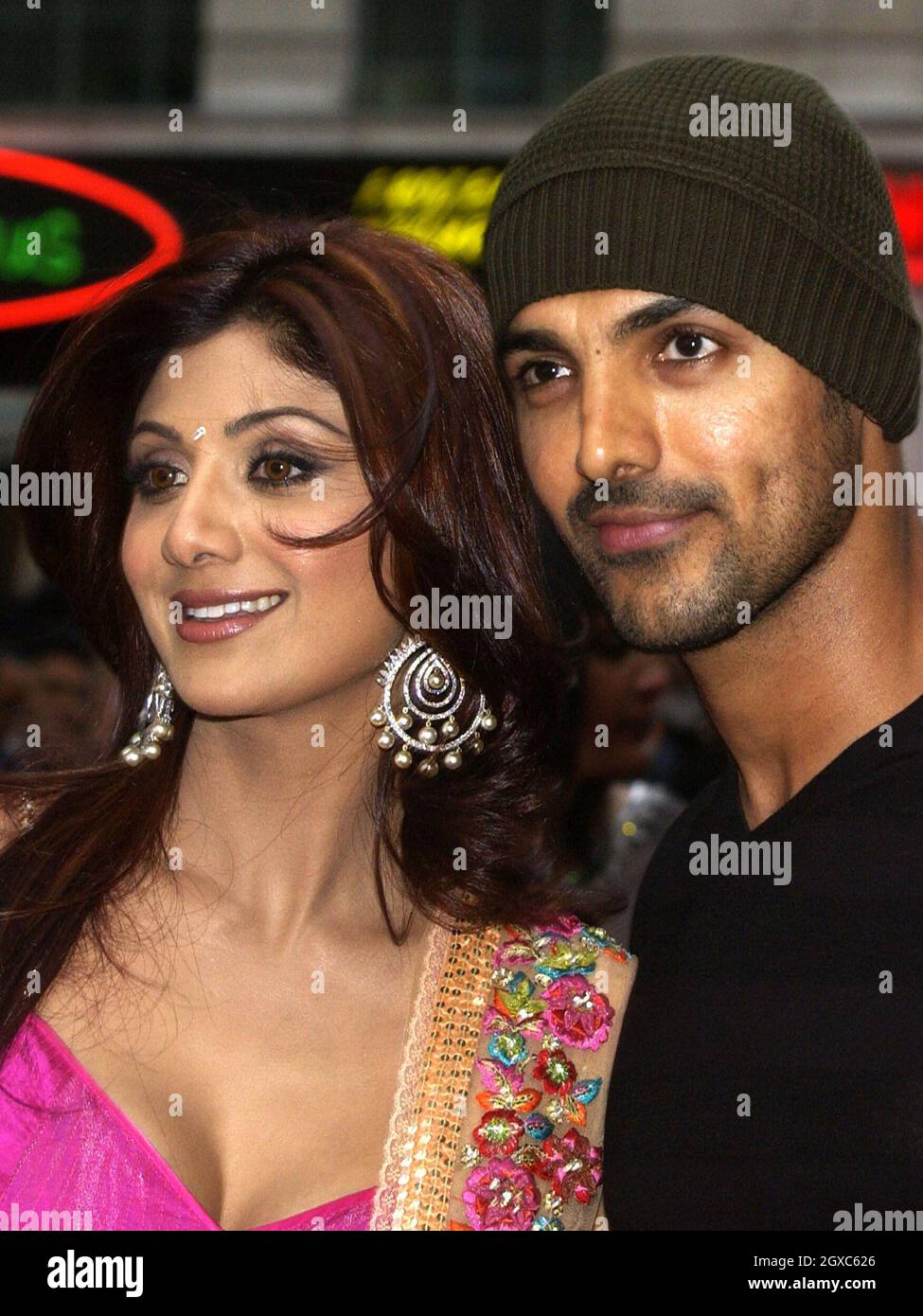 L'actrice indienne Shilpa Shetty pose avec l'acteur Bollywood John Abraham en arrivant pour la première mondiale de la vie dans Un métro à l'Empire Cinema à Leicester Square, centre de Londres, le 8 mai 2007. Banque D'Images