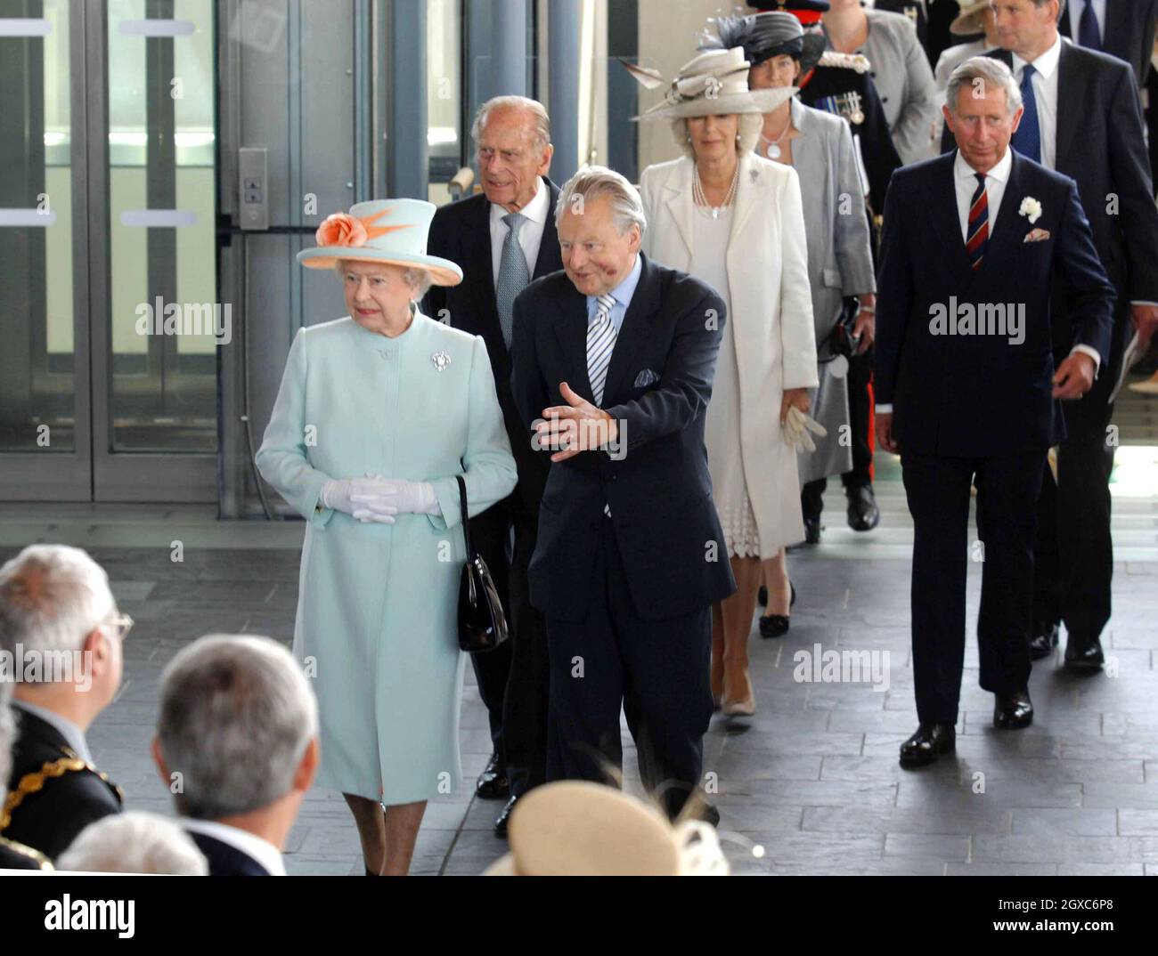 Le président, ORD Elis-Thomas, dirige la reine Elizabeth ll dans l'édifice de l'Assemblée pour ouvrir la troisième Assemblée nationale du pays de Galles, accompagnée du prince Philip, duc d'Édimbourg, du prince Charles, prince de Galles et de Camilla, duchesse de Cornwall, le 5 juin 2007 à Cardiff. Banque D'Images